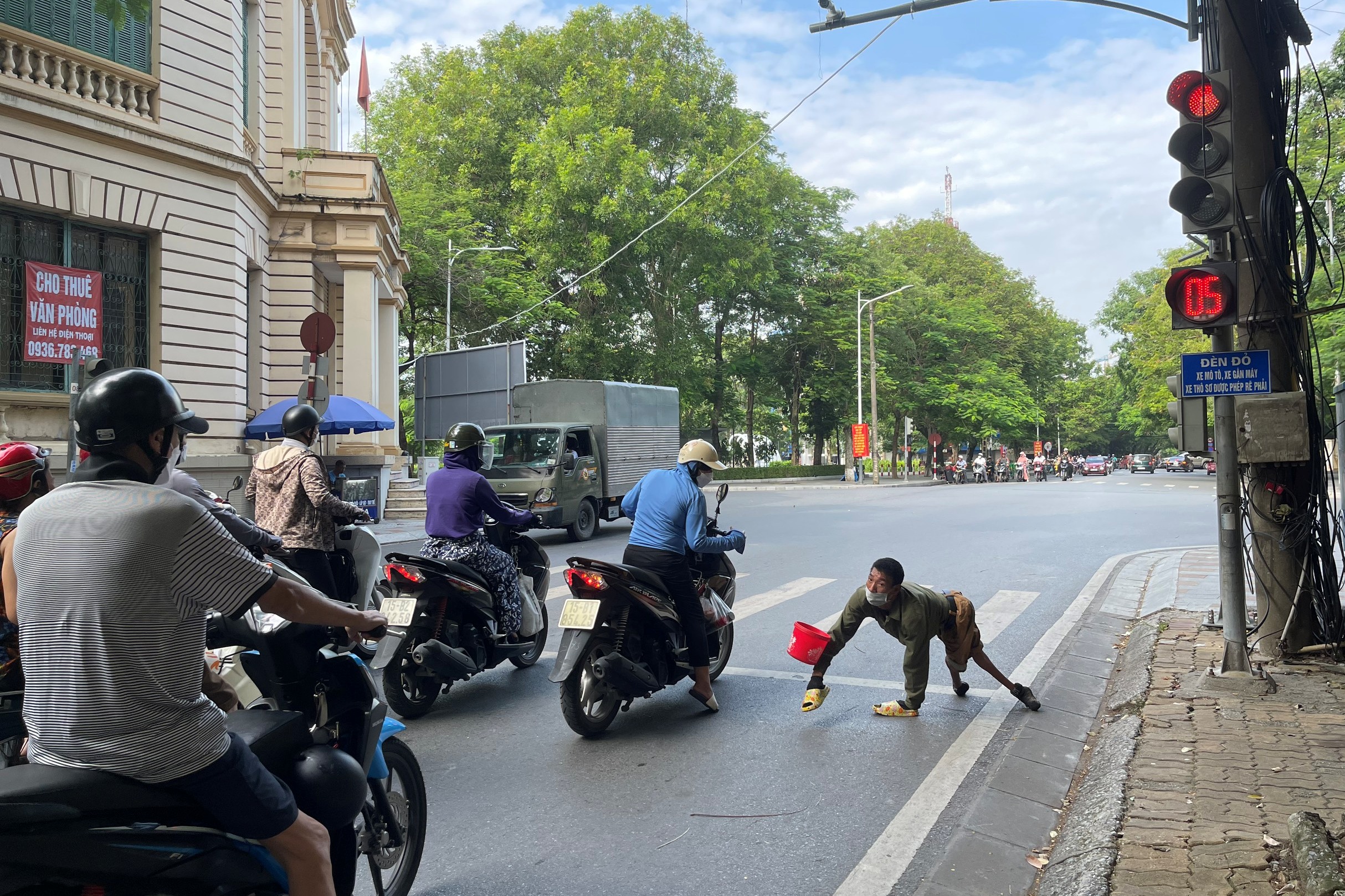 Cần tăng cường kiểm tra, xóa bỏ tình trạng người xin tiền trên đường phố